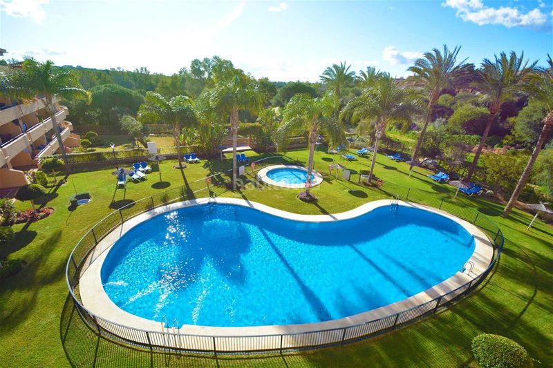 Foto 8eed6100-9021-4d13-a0b0-d1a4014ecba6. Àtic amb calefacció aparcament piscina a Elviria Marbella