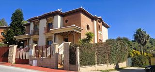 Casa aparellada a Calahonda. Casa pareada de 4 dormitorios en calahonda