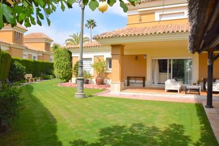 Casa aparellada a Santa Clara. Casa pareada de 5 dormitorios en santa clara