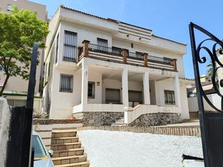 Chalet in Manantiales-Estación de Autobuses. Villa aislada de 3 dormitorios en torremolinos