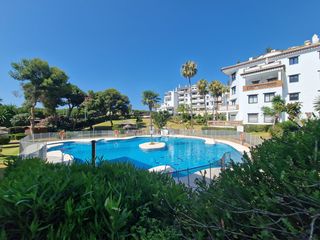 Apartment in Calahonda. Apartamento en planta media de 2 dormitorios en calahonda