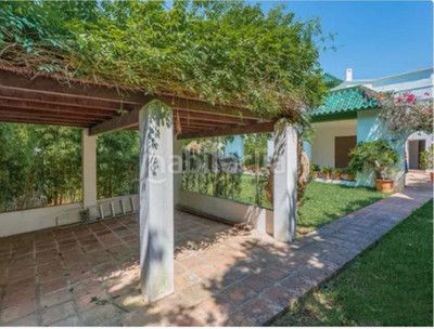 Foto 27923de3-b967-4b5d-987a-72f53e0febca. Xalet amb aparcament a Cabopino - Artola Marbella