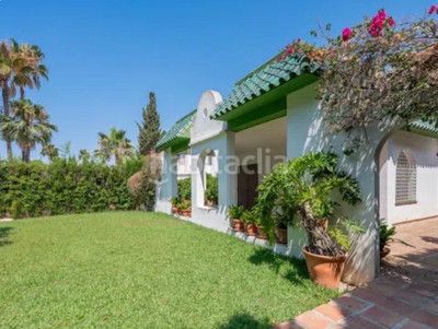 Foto 3bc0d9ca-302f-42d5-892c-4820a6cd87da. Xalet amb aparcament a Cabopino - Artola Marbella