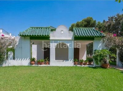 Foto 3c8f35ca-7d04-4161-bd94-3d2cd39815a6. Xalet amb aparcament a Cabopino - Artola Marbella