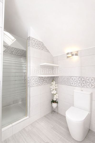 Foto 0ccab75b-b872-4dec-84ee-bf71b4bfd6d0. Àtic amb calefacció aparcament piscina a Elviria Marbella
