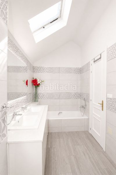 Foto b2940490-2dda-429e-a15c-5408a1060f7f. Àtic amb calefacció aparcament piscina a Elviria Marbella