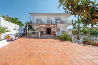 Chalet in Manantiales-Estación de Autobuses. Villa aislada de 6 dormitorios en torremolinos