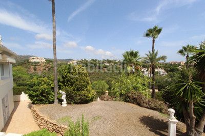 Foto 750a9309-d360-4b70-8564-8c4196a5a673. Xalet amb calefacció aparcament piscina a Elviria Marbella