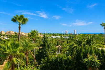 Foto 8213ffc1-4477-40c5-95d8-6d2c2a11c180. Xalet amb calefacció aparcament piscina a Elviria Marbella