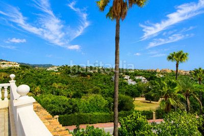 Foto bf221149-98b3-4218-824a-f91d505cfd86. Xalet amb calefacció aparcament piscina a Elviria Marbella