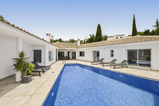 Chalet in Centro. Villa aislada de 5 dormitorios en mijas costa