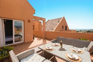 Penthouse in Elviria. Ático de 2 dormitorios en elviria