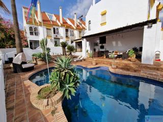 Casa adossada a Puerto de Estepona. Esteponacasa