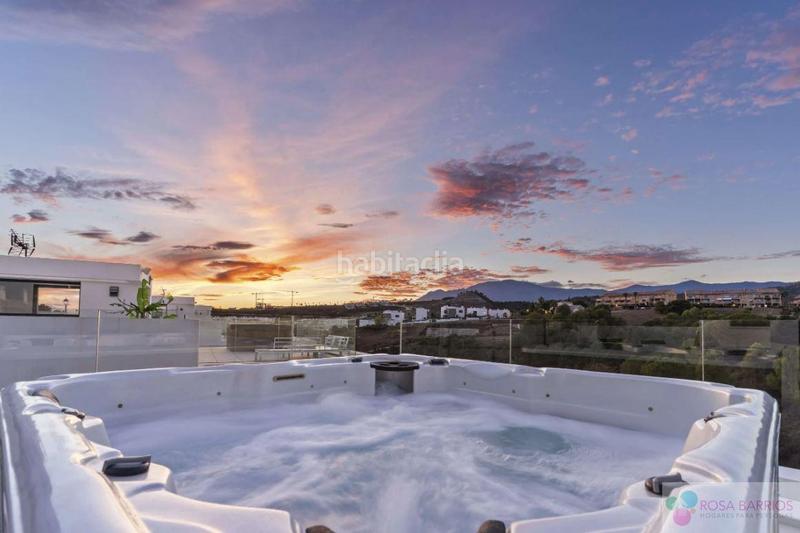 Foto de195515-8b74-464a-93f6-6013d3c266f1. Chalet mit parking pool in La Concha - Resina Golf Estepona