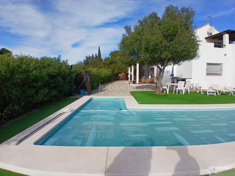 Foto 0446bf81-649c-428b-aa11-0972fe647c69. Xalet amb aparcament piscina a Las Lomas Estepona