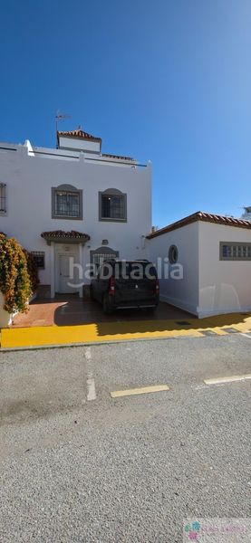 Foto 8f494117-f15e-46d2-8011-26686ee93e49. Casa aparellada amb aparcament a sierra de Estepona - avda. de andalucía Estepona