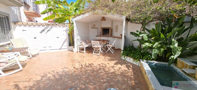 Foto 98f8eaa3-47f9-4000-befc-7ca485db9980. Casa aparellada amb aparcament a sierra de Estepona - avda. de andalucía Estepona