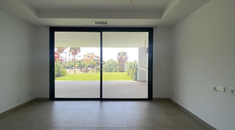 Foto e937554e-d9eb-49d0-8fd8-fb0026fa1071. Planta baixa amb calefacció aparcament piscina a Estepona