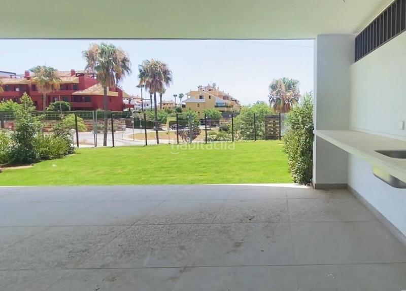 Foto eed66fc0-a5ca-4e43-920b-bd8f097cc8b9. Planta baixa amb calefacció aparcament piscina a Estepona