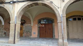 Casa adossada a Plaça del mercadal 17b. Casa en venda a la plaça mercadal