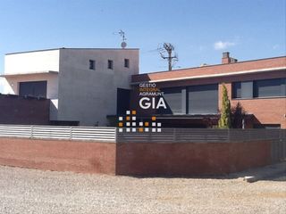 Maison à Passatge ix centenari, 7. Casa amb jardi i piscina