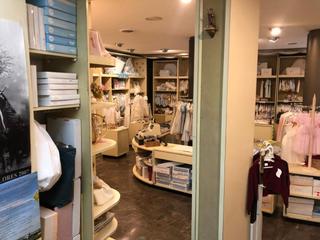 Lloguer Local Comercial a Centro. Magnífico local comercial  con gran fachada en pleno centro.