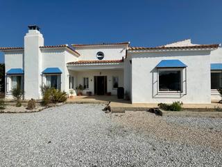 Xalet a Canillas de Aceituno. Exclusivo chalet con 9000m2 de parcela