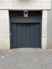 Parking coche en Centro. Cochera grande con trastero en centro