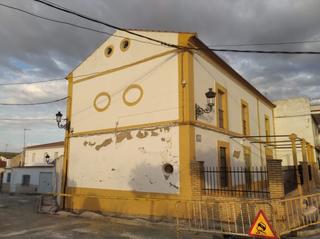 Bauernhof in Écija. Vivienda con terreno en isla redonda écija