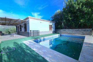 Xalet a Periana. Chalet independiente con licencia de alquiler turístico en peria
