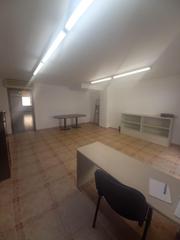 Rent Business premise in Huerta de la Reina - Trassierra. Local en colonia de la paz