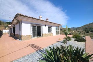 Xalet a Sedella. Precioso chalet con piscina