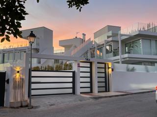 Chalet à Nueva Andalucía centro. Espectacular villa a estrenar