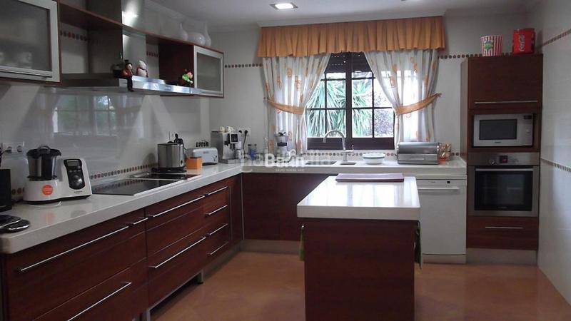 Foto b3c884c5-58cb-4154-96b3-47cdd0419285. Chalet gran chalet de lujo en colina blanca en Camas