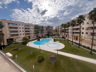 Miete Etagenwohnung in Huerta de la Reina - Trassierra. Residencial con piscina a 5 minutos ave y centro cordoba