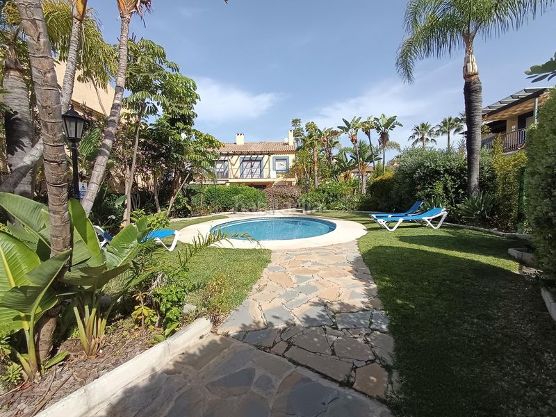 Foto 7900048b-2061-44ee-b7dd-48d2446ffe4c. Casa adossada amb aparcament piscina a Puerto Banús Marbella