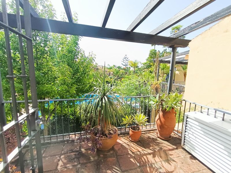 Foto 85c11e3f-ce77-473b-b9ab-90d26f3a72f9. Casa adossada amb aparcament piscina a Puerto Banús Marbella