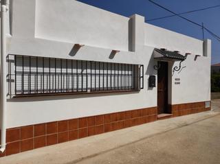 Casa adossada a Álora. Oportunidad en álora, málaga! casa de dos plantas con terraza y
