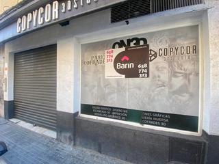 Lloguer Local Comercial a Centro. Local comercial instalado de 240 m2 y dos entradas..