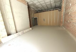 Local Comercial a Viñuela - Rescatado. Local en bruto con salida a dos calles