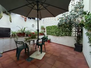 Piso en Santa Rosa - Valdeolleros. Bajo con patio privado y jardines comunitarios en la zona de san