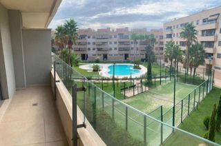 Location Appartement  Avenida sta. maría de trassierra. Fabuloso piso en urbanización con piscina tablero