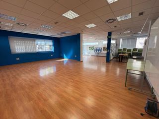 Geschäftsraum in Ollerías - San Cayetano. Local comercial en esquina, 300 m2 reformados y listos para empe