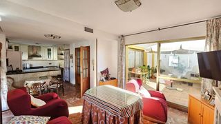 Casa a Villarrubia. Espectacular casa adosado de 220 m2  6 dorm.  4 baños  azotea y
