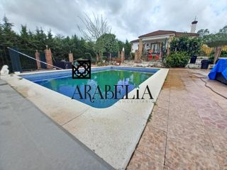 Maison à Paraíso Arenal - La Colina. Magnífico chalet no hipotecable en la colina
