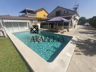 Bauernhof in Alcolea. Gran chalet independiente en parcela de 1.000 m2 con piscina a 5