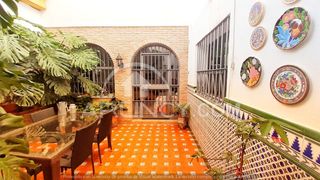 Maison à Centro. Amplia vivienda unifamiliar de 250 m2 con 5 dormitorios, patio,