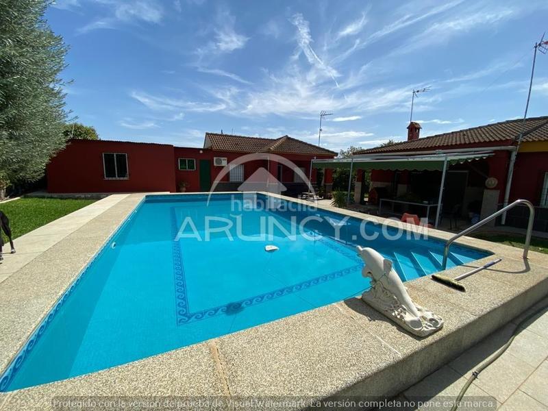 Foto bd92a87d-a633-4eb6-81a3-78fa4e26f869. Chalet dos chalets de una planta en suelo urbano en Alcalá de Guadaira