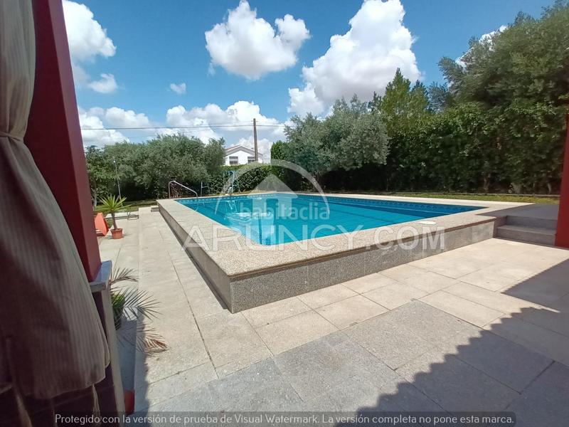 Foto caf86b8a-47cd-41ee-85e4-6458ebf3f6fa. Chalet dos chalets de una planta en suelo urbano en Alcalá de Guadaira