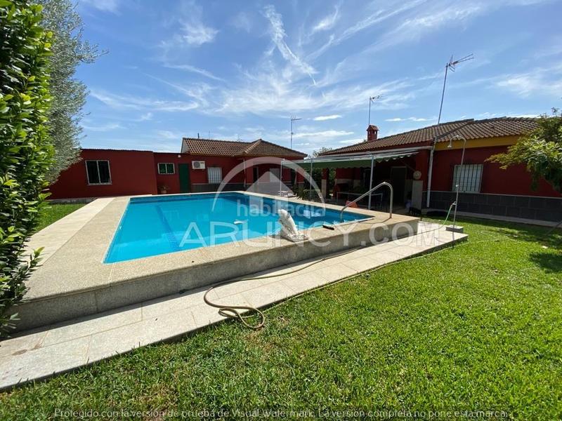 Foto d576223e-20f0-4ee9-b2cf-b91066ce87df. Chalet dos chalets de una planta en suelo urbano en Alcalá de Guadaira